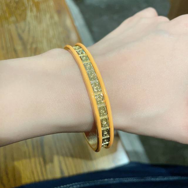 Xiaohongshu Recommends The Hot-Selling Xiaoxiang's New Double C Letter Engraved