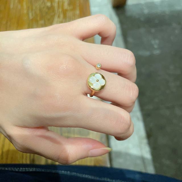 New Luxury Lv Louis Vuitton Ring Super Beautiful Imported White Shell Old Flower