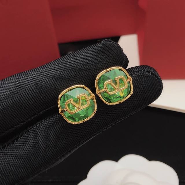 No.Ved0016 Valentino Earrings With Green Colored Diamonds