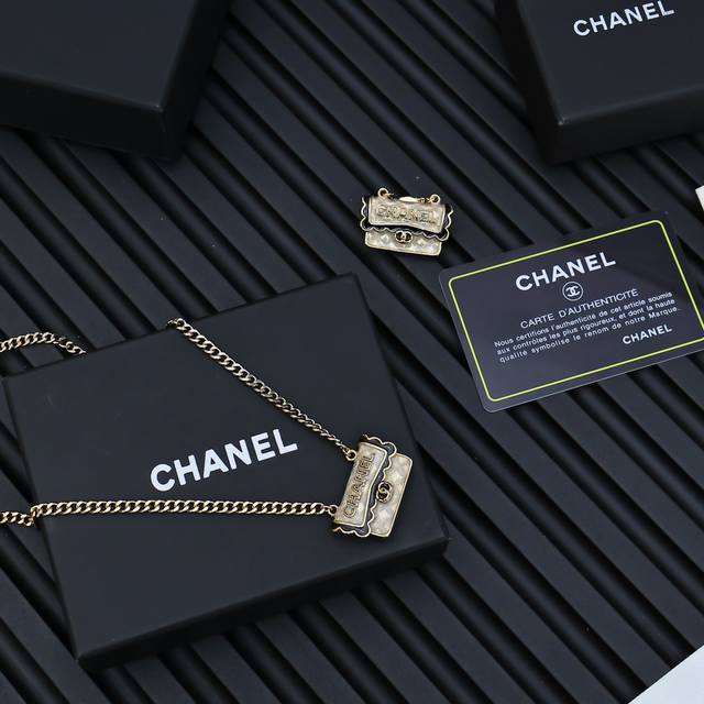 Ruffled Black And White Enamel Necklace Chanel Goose 24P Light Gold Diamond Bag
