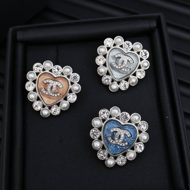 Chanel 25P Colored Glass Heart Brooch This Season Is A Very Beautiful Heart Broo