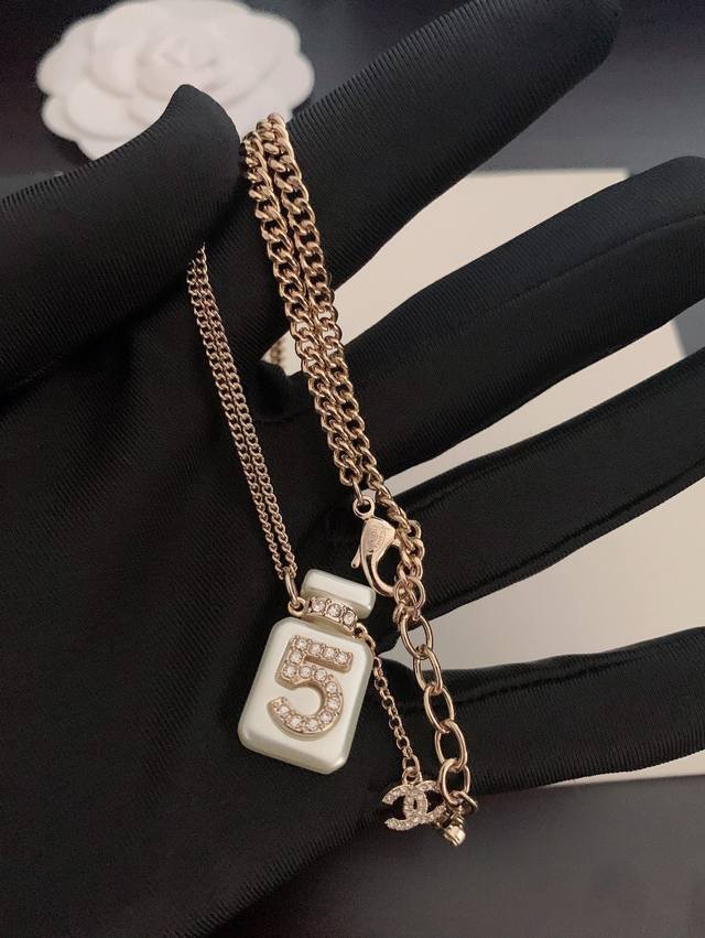 Xiaoxiang's New Resin Perfume Bottle Long Necklace Is Simple Yet Detailed And Me