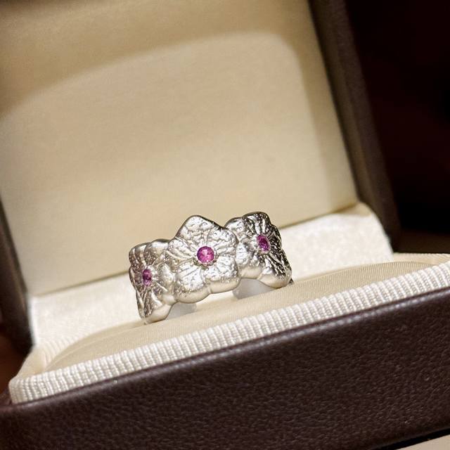 a4886 Popular Vintage Series Vintage Small Daisy Ruby Frosted Ring Blooms The