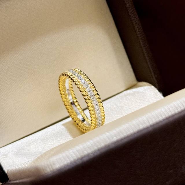 a6059 T's New Twisted Gold-Rimmed Two-Tone Ring Is A Surprise. It Is So Beaut