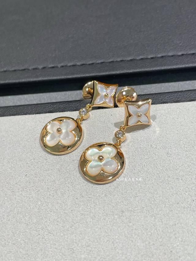 lv Double Flower Ear Clap White Mother-Of-Pearl Model