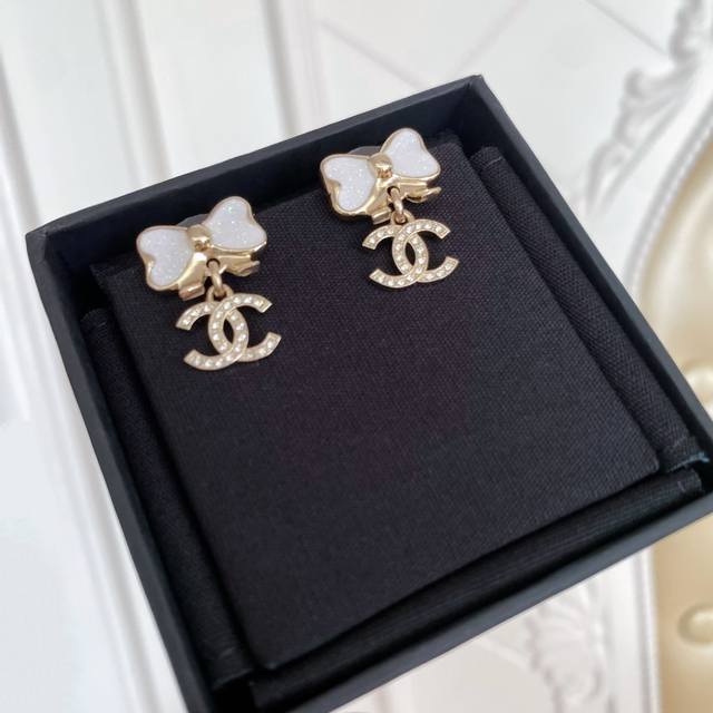 High Quality Details As Shown In The Picture. The White Enamel Four-Leaf Clover