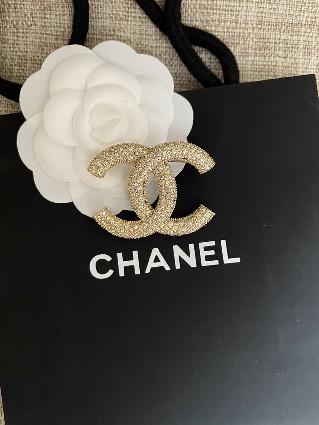 New Year's New Product Xiaochan's New Brooch Double C Brooch Crystal Diamond Bro