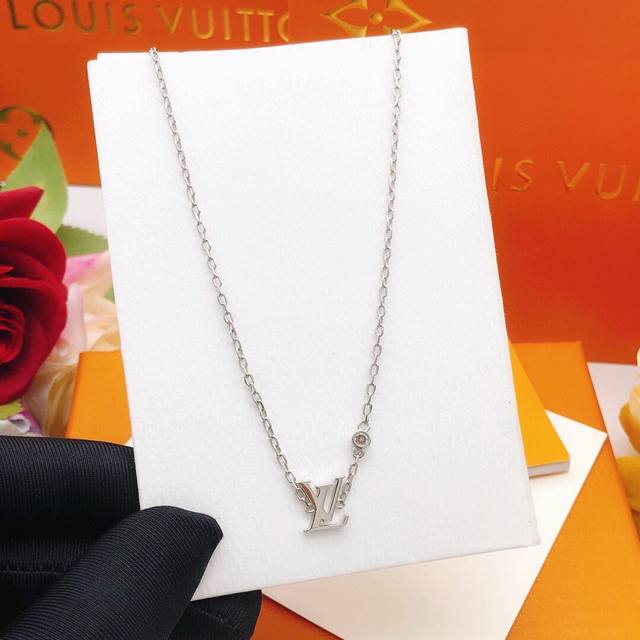 No.Lxl0153 Lv*Latest Mini Glossy Necklace Consistent Zp Brass Material