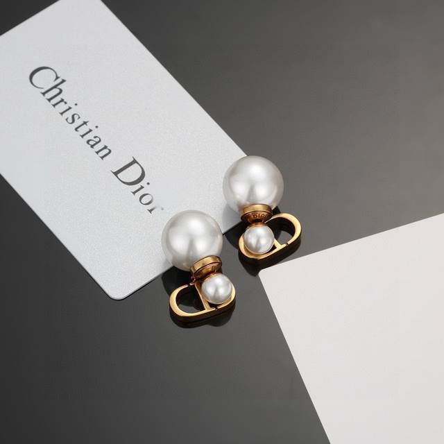 Dior's Hot-Selling New Pearl Earrings Are Not The Common Goods On The Market. Th