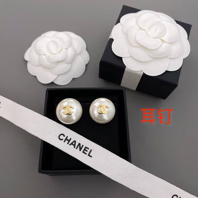 High Quality Details As Shown In The Picture Earrings In Fragrant Gold C With Wh