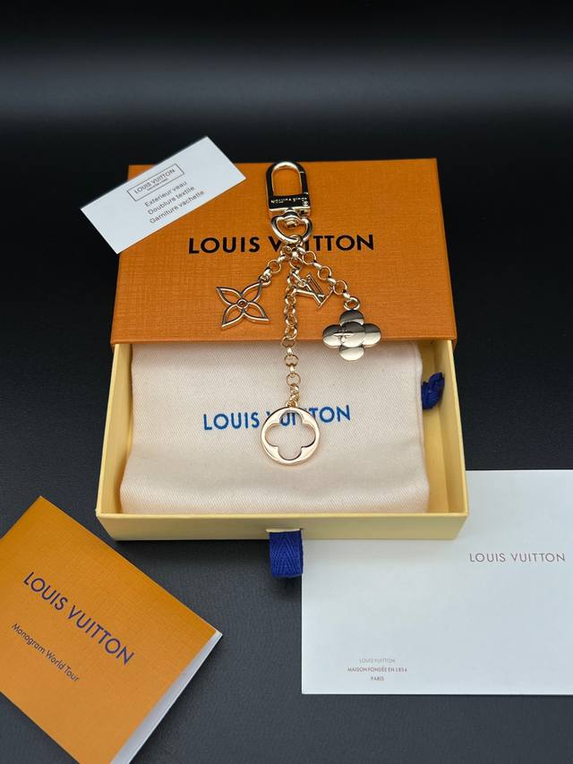 lv Classic Four-Leaf Clover Keychain Exquisite Design Gold Chain Iconic Lv Pa