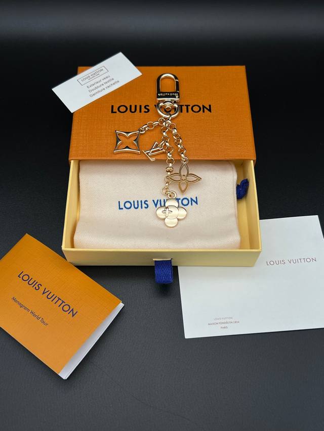 lv Classic Four-Leaf Clover Keychain Exquisite Design Gold Chain Iconic Lv Pa
