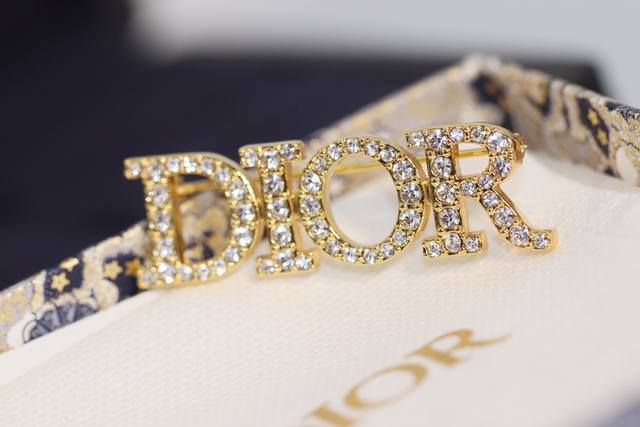 No.Dxz0017 We Have Started To Produce Brooches From Zp Dor And Every Model Is Ex