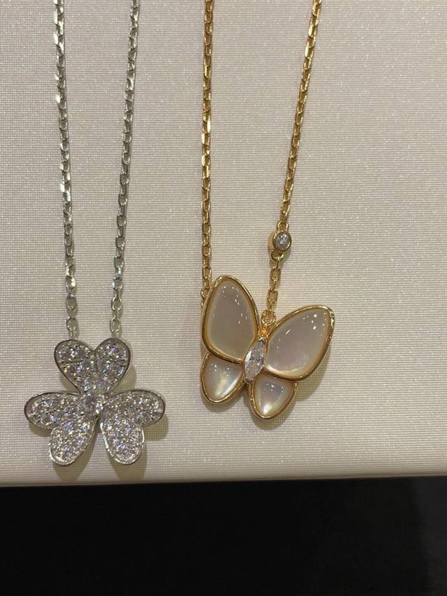 v Gold-Plated White Mother-Of-Pearl Necklace With Diamonds The Fluttering But