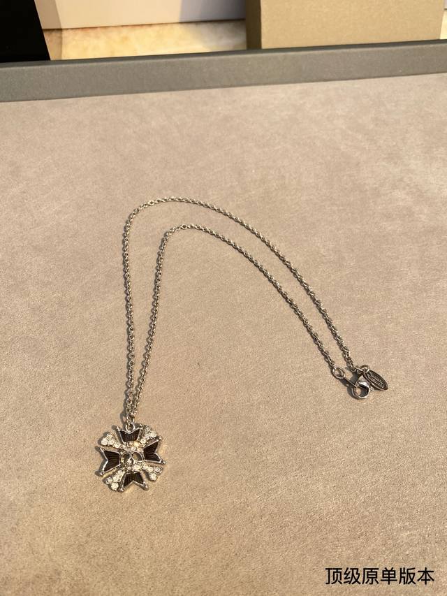Queen Mother's Diamond Necklace A Shape You Never Tire Of The Surface Is Inlaid