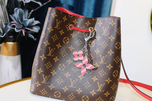 lv Keychain Wearing Picture