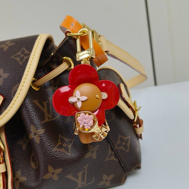 Wearing Picture -Louis Vuitton Louis Vuitton Vivian Key Chain Bag Pendant