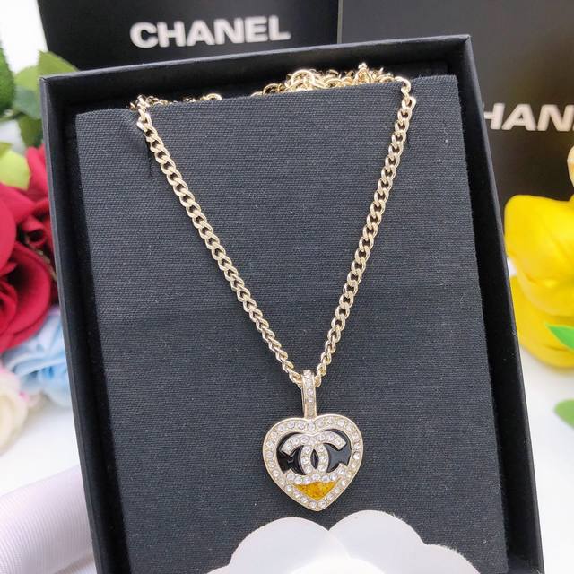 No.Xxl0235 Ch*Nel Latest Love Necklace Drip Oil Black Color Consistent Zp Brass