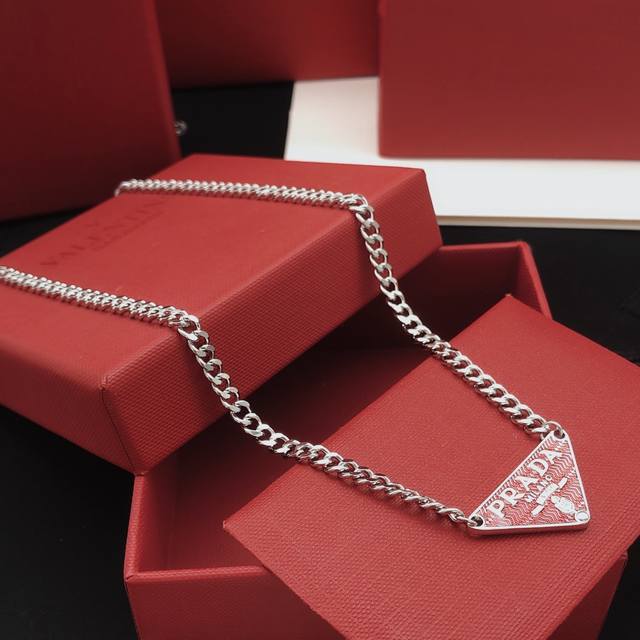 No.Pxl0018 Prad*Latest Red Triangle Necklace Consistent Zp Brass Material