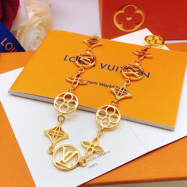 No.Lxl0171 Lv*Latest Hollow Smooth Necklace Consistent Zp Brass Material