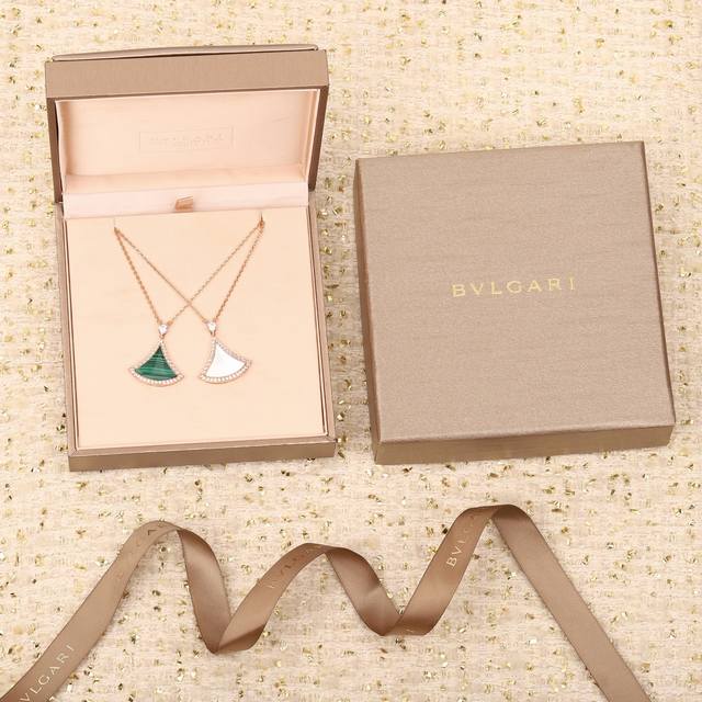 206679 We Produce Small Skirts And Large Necklaces. Real Gold And Real Diamon