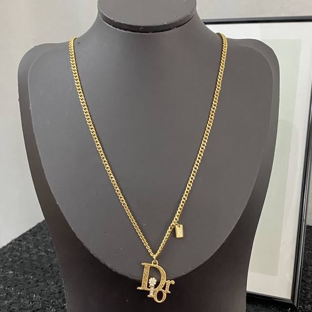 Code N653 0243825 Dior Necklace Hot-Selling New Models Basic Letter Flower Neckl