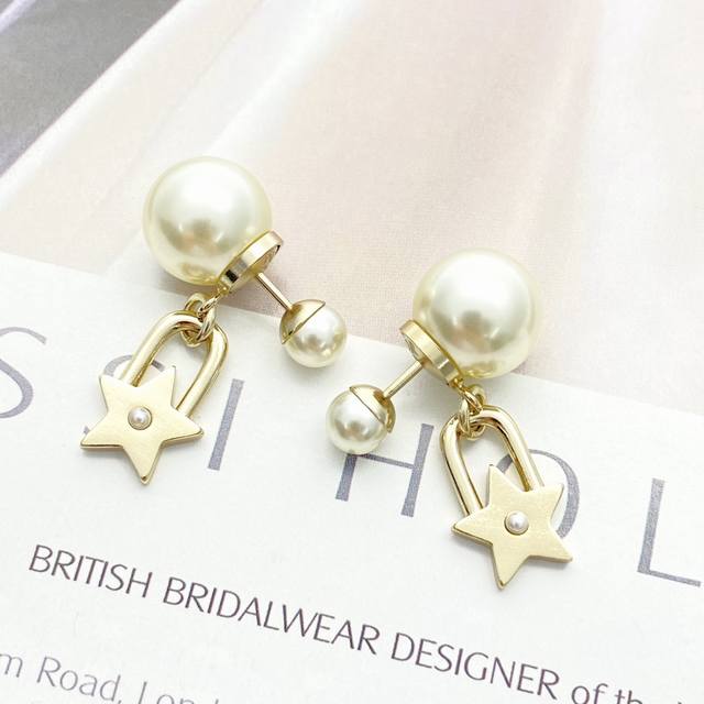 Today's New Model Code E3073 0247825 Dior Earrings Are Hot-Selling Models. New A