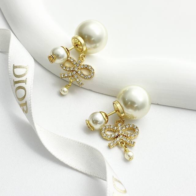 Today's New Model Code E3072 0257825 Dior Earrings Are Hot-Selling Models. Hot N