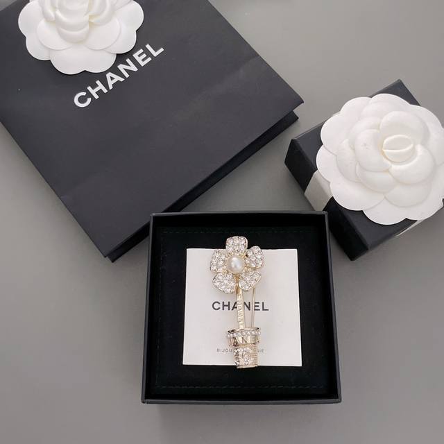 We Produce Fragrant Flower Potted Brooch Zp5300. The Beautiful Flower Brooch Is