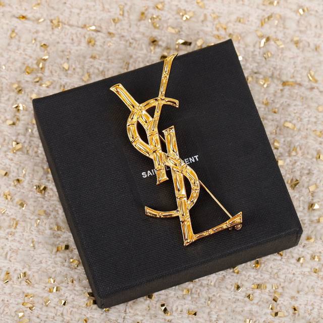 No.Ysl0001 Gold Letter Brooch, Same As The Counter, Brass Material, Hot-Selling