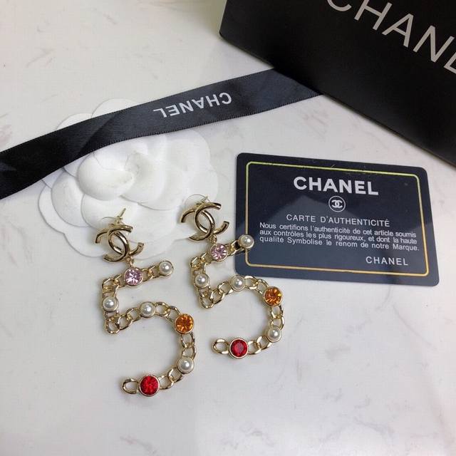 zp Chanel 5-Letter Earrings Are Elegant And Generous. The Exquisite Design An