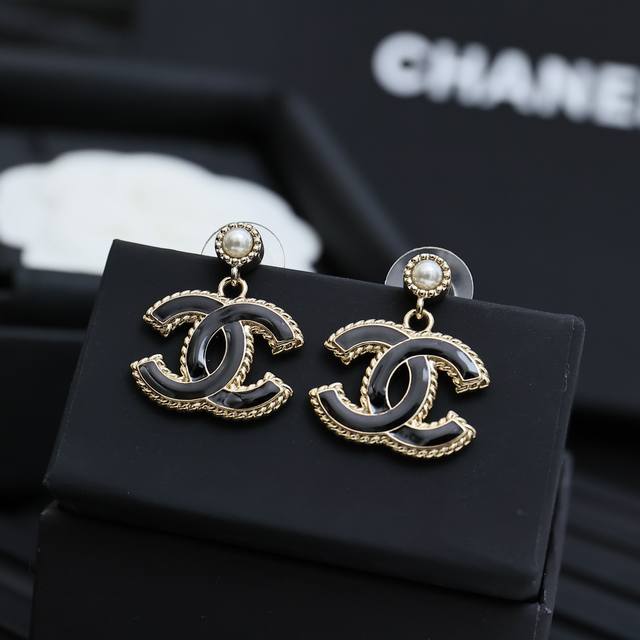 Black Enamel Double C Letter Earrings A Must-Have For Cool Girls