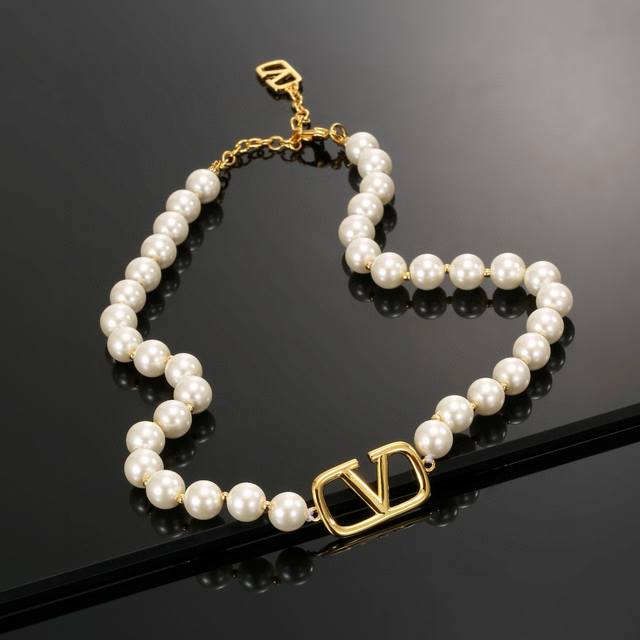 valentino Valentino Pearl Necklace Is A New Hot Product On The Internet. It I