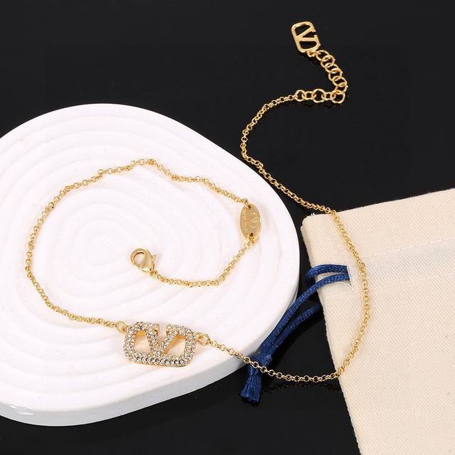 valentino. Valentino Counter New Necklace Hot Antique Diamond Abandoned The U