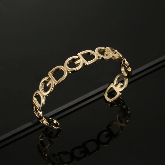 d&G Dolce & Gabbana Dg Logo Bracelet Adds A Touch Of Elegance To The Look. Go