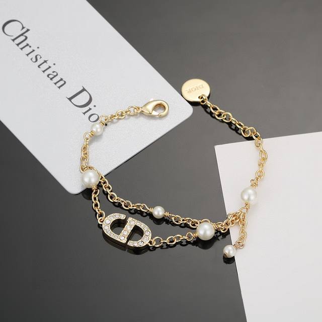 dior Dior Cd Letter Bracelet Uses Gold As The Main Color, And The Five-Pointe