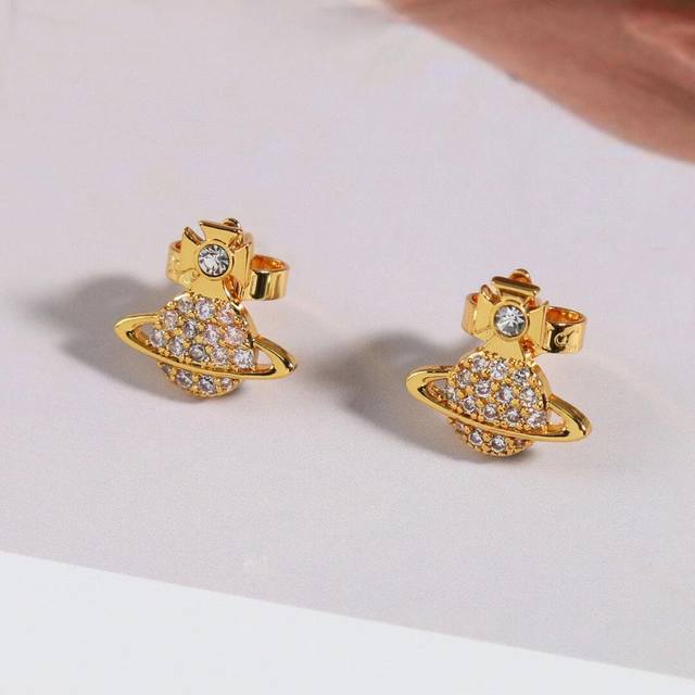 Queen Mother's Diamond Earrings Are Elegant And Refined, And The Design Is Very