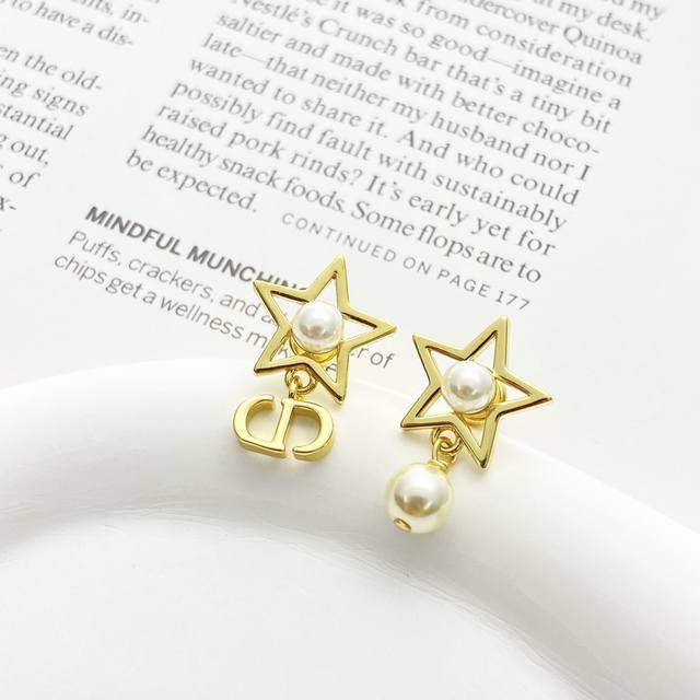 Today's New Model Code E3071 Dior Earrings Are Hot-Selling Models. New Arrival D