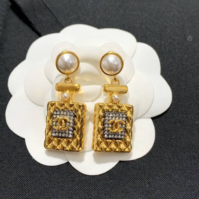 No.Xed0140 Chanel Chanel Perfume Bottle Heart Earrings Hot-Selling Model, The Hi