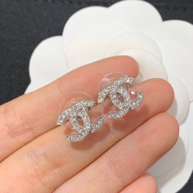No.Xed0012 Tribute To The Classics Ch Nel Classic Small Double C Logo Earrings Z