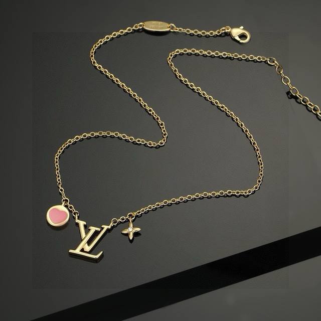 Louis Vuitton Heart Peach Letter Necklace Bracelet Inherits Exquisite Craftsmans