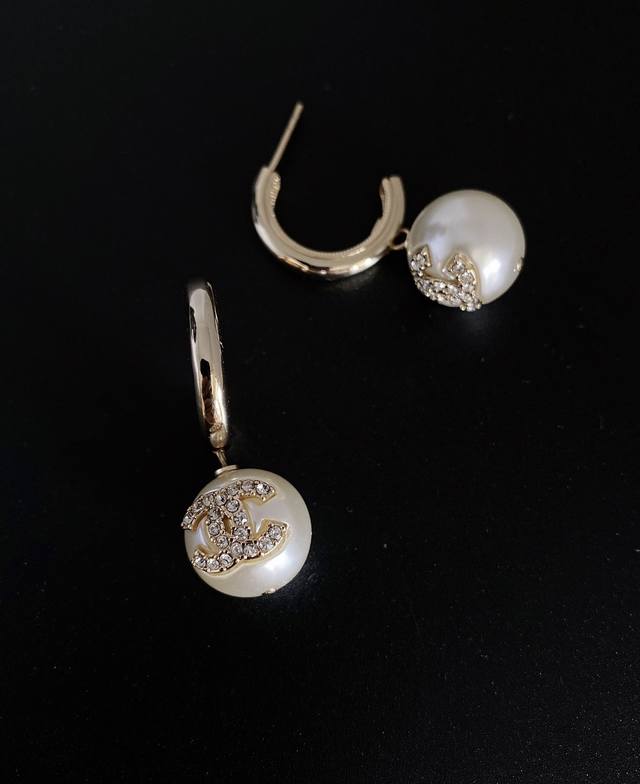 chanel Latest Double C Pearl Ear Hook Consistent Zp Brass Material