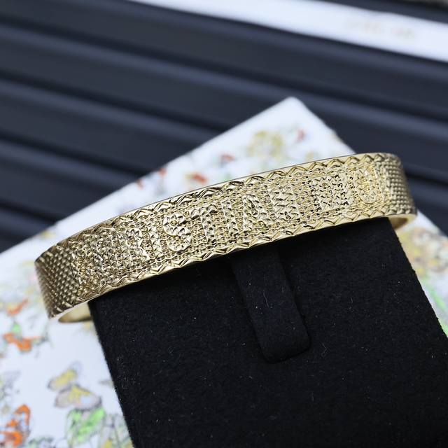 dior's New Brushed P Flower Letter Bracelet The Early Summer Ritual That Make