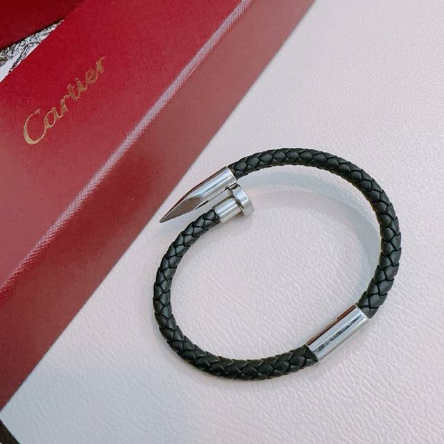 Cartier Bracelet Bracelet V Gold Cowhide Material Series Perfect Appearance Deta