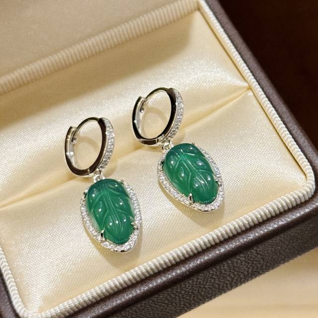 a6047 Chinese Style Natural Chalcedony Leaf Emerald Chalcedony Earrings. Who
