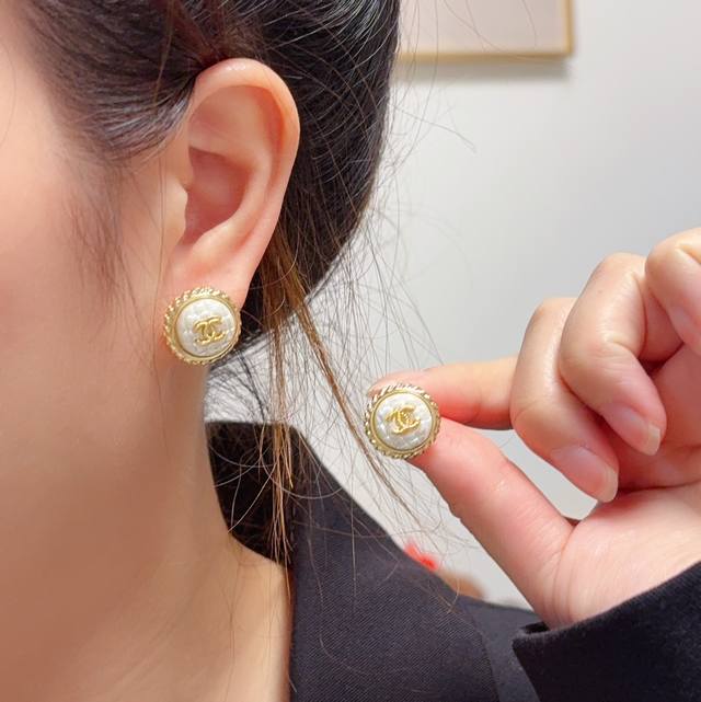 Chanel Black And White Diamond Earrings Are Popular Among Fashionistas On Xiaoho