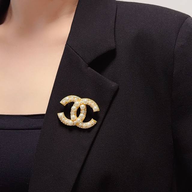 chanel The Latest High-End Version Of Chanel Is Inlaid With Pearls And Diamon