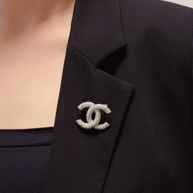 chanel The Latest High-End Version Of Chanel's Silver Full-Diamond Chanel Bro