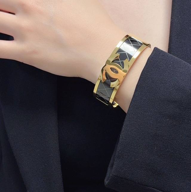 New Chanel Wide Diamond Bracelet, Heavy Duty Bling Bling, The Colors Are Very We