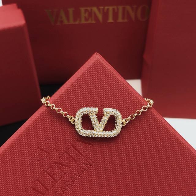 No. Vsl0012 Valentino's Latest V-Shaped Bracelet With Diamonds Zp Brass Material